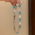 Détail du bracelet fleur et zircon bleu montrant les cadres hexagonaux et le fermoir - Bleu