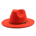 Detail van rode fedora hoed met brede rand, bruine leren band en gouden gesp - M (56-58cm) / Oranjerood
