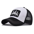 Cappellino trucker classico bianco e nero con ricamo di foresta e luna sulla parte anteriore - Regolabile / Foresta Nero e Bianco