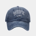 Dettaglio del ricamo WIFE LIFE su cappellino da baseball in denim blu scuro lavato - Blu navy