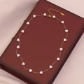 Primer plano de un collar de acero dorado con delicados corazones de perlas de imitación - Collar / 40+5 cm ajustable / Dorado
