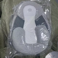 Riduttore per neonato grigio con rete traspirante bianca in confezione protettiva - Cuscino Inclinato Modal Anti-Rigurgito Grigio (Sottovuoto)