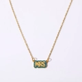 Dettaglio del ciondolo dorato MRS con zirconi blu incastonati su catena sottile - Zirconia Blu / MRS