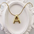Collier doré avec pendentif lettre A style ballon et chaîne serpent perlé - Lettre A Or