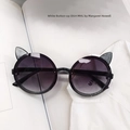 Detalle de gafas de sol redondas con orejas de gato, purpurina negra y lentes degradadas - Lentes Gris Oscuro/Marco Negro con Brillo / Negro