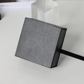 Scatola per gioielli nera in pelle con pellicola PE e nastro di trazione in raso nero - Doppio Strato Nero Texturizzato / 9*9*4cm