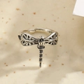 Anello vintage con libellula in argento sterling S925 su superficie beige testurizzata - Stile Libellula (JZ0121) / Aperto Regolabile