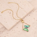 Dettaglio di bracciale a farfalla placcato oro 18K con cristalli verdi e blu - Verde (3#)
