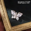 Detalle de broche de mariposa con cristales en terciopelo negro, mide 3,7x2,4cm - Mariposa con Diamantes de Imitación (XZ5-290)