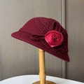 Dettaglio cappello in lana bordeaux con fiore in raso fatto a mano e rete delicata - M (56-58cm) / Borgogna