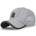 Berretto da baseball traspirante in mesh grigio argento con patch in pelle per protezione solare - Regolabile / Grigio Chiaro Con Etichetta Marrone