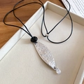 Dettaglio del ciondolo argento testurizzato con cristallo a goccia su cuoio nero - Collana - Argento