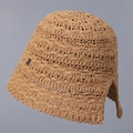 Detailaufnahme des atmungsaktiven Strohhutes mit Schlitz hinten und Metall-Logo - M(56-58cm) / Khaki