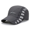 Donkergrijze sneldrogende sport baseballpet met wit SPORTS-logo en ventilatiegaas - donkergrijs