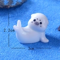 Mini statuetta di leone marino in resina bianca per micro paesaggi, 3cm di lunghezza - Foca Che si Tocca la Coda