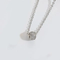 Zilveren O-ketting met een cilindervormige hanger bezet met witte zirkoniasteen - Zilveren Pavé Zirkonia Cilinder Stijl (XL4111-2)