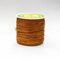 Primer plano detallado del cordón de nylon marrón de 0,8 mm enrollado en un carrete blanco - Color 29 Chocolate