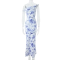 Detail van nauwsluitende maxi-jurk met één schouder en wit-blauw bloemenpatroon - S / Blauw-Wit Bloemen
