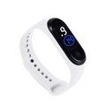 Dettaglio dell'orologio LED bianco che mostra lo schermo digitale e il cinturino regolabile - Bianco