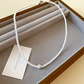 Collier de perles blanches élégant avec une bille centrale argentée sur présentoir gris - Perle ronde argentée perle blanche (110# Collier)