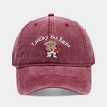 Bordado detallado de oso y texto Lucky So Bear en gorra de algodón burdeos lavado - Ajustable / Burdeos