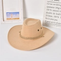 Cappello da cowboy color kaki con corda intrecciata su sfondo bianco in studio minimalista - Beige