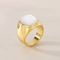 Primer plano de un anillo de acero inoxidable dorado con incrustación de nácar blanco - US 6 / 20mm Dorado (KR111675-GC)