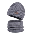 Graues Strickmützen und Halstuch Set mit warmem Fleecefutter und Leder-Patch - Dunkelgrau