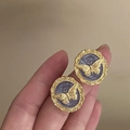 Detail von Vintage Schmetterling-Ohrringen mit lila Emaille und goldenem Blumenrahmen - Lila Emaille Gold Schmetterling Stil (27#)