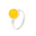 Anillo artesanal de alambre plateado con una cuenta redonda de piedra natural amarilla - Amarillo Naranja (9352)