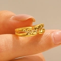 Bague géométrique double épaisseur dorée à texture lave organique sur la main d'un mannequin - Style Double Couche Irrégulier (WG-0104) / Or