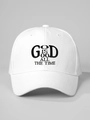 Dettaglio macro del ricamo nero 'GOD IS GOOD' su un cappellino in cotone bianco - Regolabile / Bianco