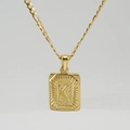 Gros plan du pendentif carré plaqué or 18K avec lettre K embossée et chaîne figaro fine - Lettre K Dorée (Avec Chaîne)