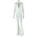 Detail van de witte jumpsuit met lange mouwen, uitsnijding en uitlopende pijpen - S / Wit