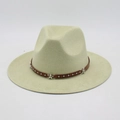 Detalle de sombrero de fieltro con banda de cuero marrón, estrellas y remaches plateados - Talla única / Verde Matcha