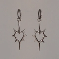 Pendientes de corazón con espinas en metal plateado gótico con cierre de aro unisex - Corazón de Espinas / Plateado