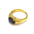 Détail macro d'une bague plaquée or 18k avec une grande pierre noire ovale et anneau ciselé - Or Noir