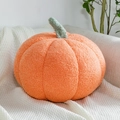 Detail eines weichen orangefarbenen Kürbiskissens aus Plüsch mit grünem Stiel - Klein 20cm / Orange