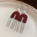 Pendientes de aguja de plata en forma de C con acrílico rojo y borlas metálicas - Pin de Plata - Plata - Rojo