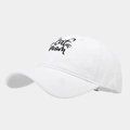 Détail de la broderie CAT MOM et du motif oreilles de chat sur la casquette - Réglable / Blanc