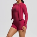 Ensemble de yoga rouge baie trois pièces avec veste zippée, débardeur et short de fitness - Carmin