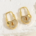 Detalle de pendientes de corazón bañados en oro de 14K con ojo de circón y perla - Estilo Candado Corazón Circonia Blanca (ES0149) / Dorado