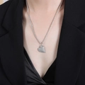 Elegante silberne Herz-Halskette mit gedrehter Kette auf einem Modell präsentiert - Halskette / 50cm / Stahlfarben