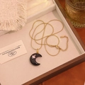 Dettaglio della collana a catena serpente dorata con pendente a mezzaluna nero e quadrifoglio - 6# Agata Nera (Luna Nera/Fiore d'Oro)