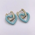 Détail des boucles d'oreilles cœur bleu ciel avec un design géométrique doré de luxe - Bleu clair