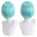 Korte cyaan cosplay bob pruik getoond van voor- en achterkant op een witte mannequin - Aqua