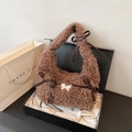 Borsa tote marrone in pile con fiocchi in pelle e toppa a farfalla in confezione - Marrone
