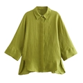 Dettaglio camicia di lino verde erba con spacco laterale e orlo irregolare su fondo bianco - XS / Top Verde