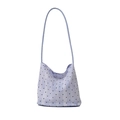 Borsa a spalla lilla chiaro a pois con motivo in pizzo e tracolla sottile - Blu senza sciarpa di seta