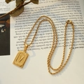 Collana a catena in oro con pendente rettangolare e lettera V in rilievo stile vintage - Lettera V Oro